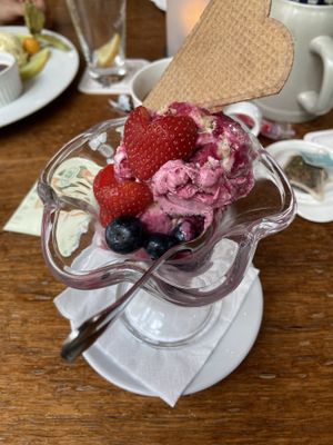 Zwei Kugel Kirsch-Vanille-Keks (Dessert)  at Gasthaus & Gosebrauerei Bayerischer Bahnhof in Leipzig