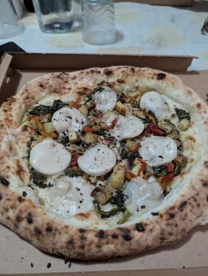 Pizza campagnola con mozzarella vegana at Signorpizza in Carpiano