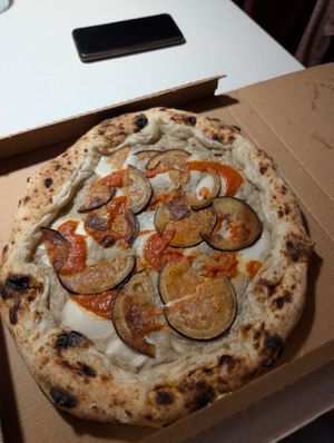 Nonna assunta con mozzarella vegana at Signorpizza in Carpiano