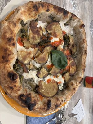 Pizza con crema di melanzane, friarielli, mozzarella veg, chips di melanzana, pomodoro  at Signorpizza in Carpiano