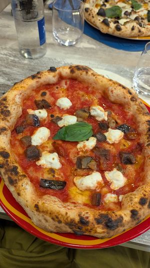 Pizza rossa con mozzarella vegana e melanzane a funghetto at Signorpizza in Carpiano