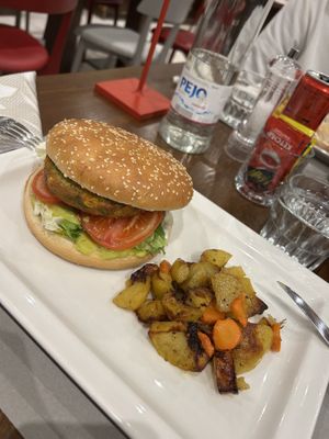 Doppio burger vegano con patate  at Campo Base in Andalo