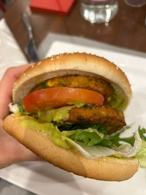 Non mi ero accorta che mi avevano messo doppio burger, che bello!!  at Campo Base in Andalo