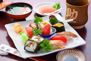 ひたん寿司（野菜寿司）
ベジタリアン寿司
テイクアウトも出来ます。
彌助名物の高菜巻き、トマト、椎茸、パプリカ、チンゲン菜 at Yasuke Sushi Honjocho Branch - 彌助すし本庄町店 in Oita