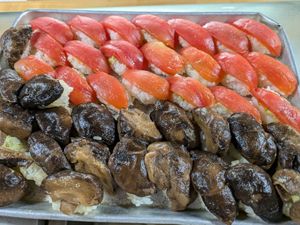 トマト寿司、椎茸寿司です。 at Yasuke Sushi Honjocho Branch - 彌助すし本庄町店 in Oita