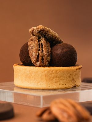 Tartaleta de chocolate y pecanas garrapiñadas at Benevola in Barcelona