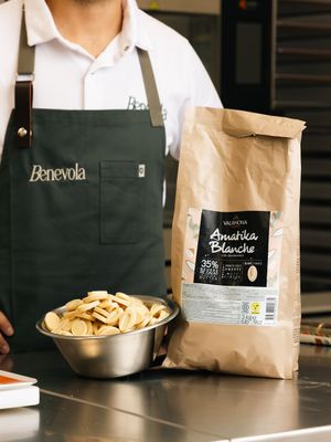 Chocolate blanco vegano at Benevola in Barcelona