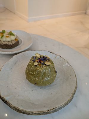 Pistacho brioche with candied mango at Benevola in Barcelona