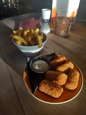 Fries & kroketten at Cafe de Burcht - Vleuterweide in Utrecht