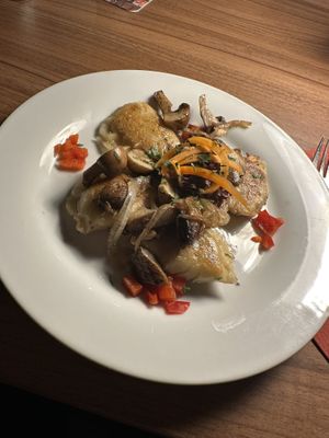 Piroggen mit Zwiebeln und Pilzen (Vorspeise)  at Restaurant Cafe Ringelnatz in Schleswig