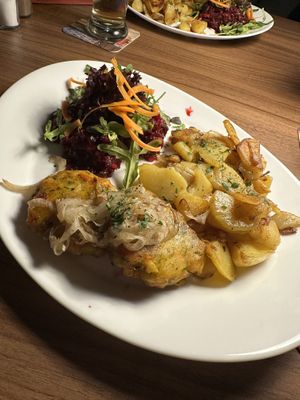 Gemüsefrikadelle mit Bratkartoffeln und Rote-Bete-Salat  at Restaurant Cafe Ringelnatz in Schleswig