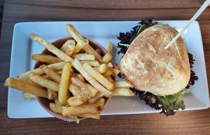 Trüffel Pilz Burger mit Pommes at Restaurant Cafe Ringelnatz in Schleswig