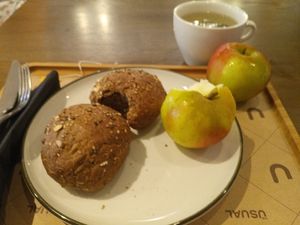 Bread, apples, and tea at The Usual Rotterdam in Rotterdam