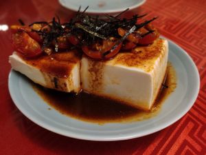 Tofu frío picante y especiado at Vegan Izakaya Masaka (ヴィーガン 居酒屋 真さか)- Kyoto in Kyoto
