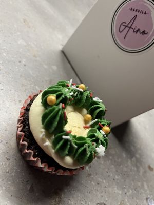 Vadelma suklaa cupcake  at Kahvila Konditoria Aino in Oulu