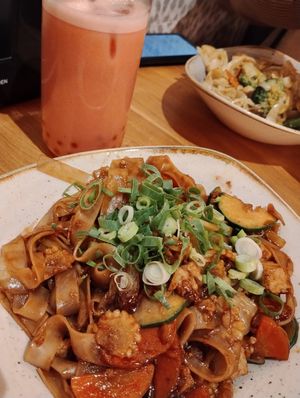 Rice noodle stir fry with tofu & garlic sauce at Wok Me in Leeuwarden