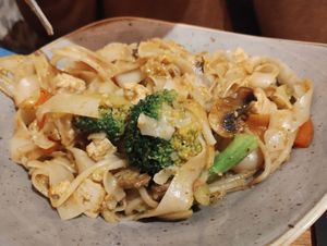 Rice noodle stir fry with tofu & coconut curry sauce at Wok Me in Leeuwarden