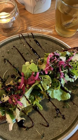 Avocado-Toast mit eingelegten Zwiebeln  at Kater Murr in Bamberg