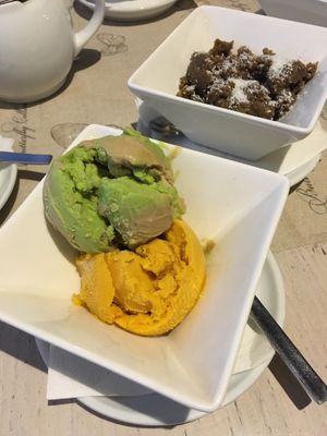 Ice cream and a banana dessert at Pure Taste in Petrozavodsk