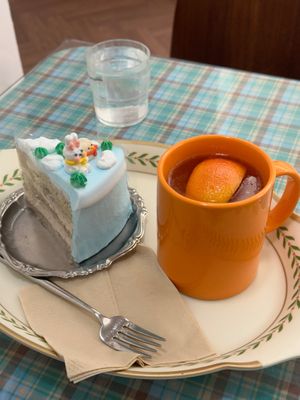 Earl grey cake and grapefruit hot tea  at Pini Cake House in Seoul
