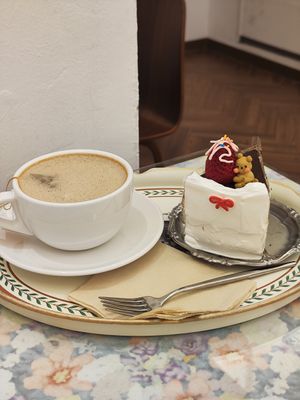 Cake and tea latte at Pini Cake House in Seoul