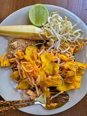 Crispy pad Thai at khao Soi Luke Jan in Nan