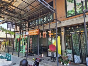 Outdoor seating at khao Soi Luke Jan in Nan