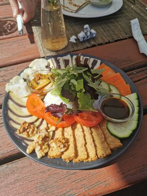 Gemischte Platte mit Tempeh, Tofu, frischem Gemüse und Reis und dazu eine Tamari Sauce - sehr zu empfehlen at Laibon in Cesky Krumlov