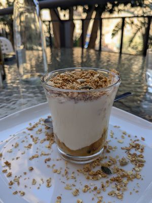 Joghurt mit Fruchtmus und crunchy Granola (vegan) at Rico y Sano in La Gomera