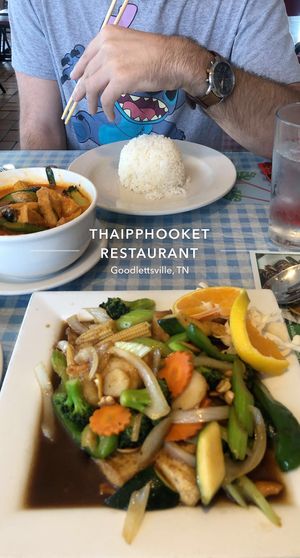 red curry on top, cashew nut on bottom at Thai Phooket  II in Goodlettsville