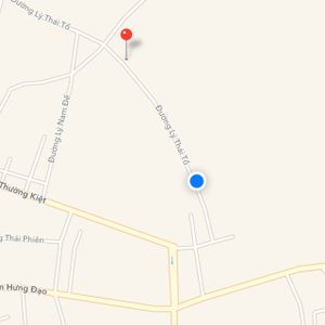 The pin is the incorrect location listed on Happy Cow. The blue dot is where it actually is. I'm sat there right now and got this off Google Maps at Tam Quang Minh in Hoi An