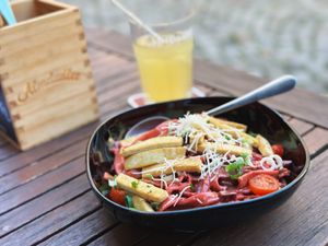 Pink Pasta mit extra Tofu Streifen  at Grossstadt in Lindau