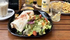 Veganer Wrap mit leckerem Salat, Latte mit Hafermilch 💚  at Grossstadt in Lindau