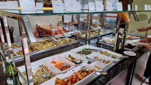 Many dishes to choose from, a lot of them vegan, indicated by the signs on top of the display at Escola Senac Pelourinho in Salvador