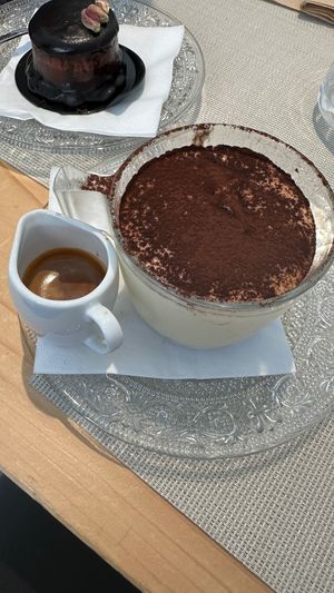Tiramisù acompañado con shot de caffè exoreso at nabu in Siracusa