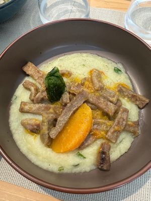 Seitán del día, con puré de papas y cítricos  at nabu in Siracusa