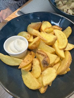 Papas con cáscara y mayonesa de soja at nabu in Siracusa