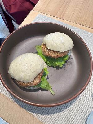 Bao con milanesa crocante de vegetales con mayonesa y naranja  at nabu in Siracusa