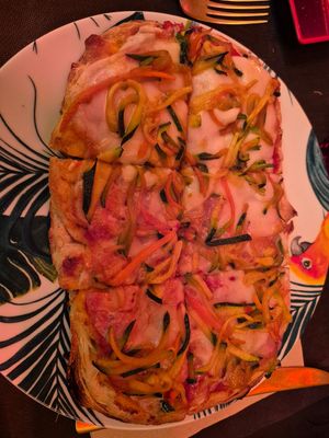 Pinsa con mozzarella vegan. Impasto digeribile e leggero at Botanico Bergamo in Bergamo