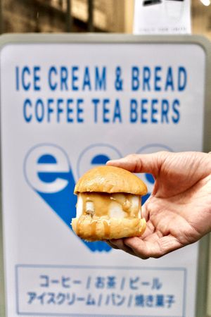Ice cream burger with miso caramel sauce at eee ice cream and bakes - 純素冰淇淋 in Taipei