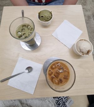 Iced Latte, Sorten: Matcha-Strawberry und Madagascar Vanille mit Walnüssen at eee ice cream and bakes - 純素冰淇淋 in Taipei