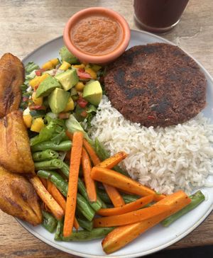Plato del día: arroz, ensalada, verduras salteadas, plátano maduro, torta de frijol con una salsita de tomate.   at Cafe Kracovia in San Pedro
