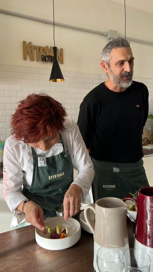 Marzia e Ferdinando che cucinano e servono i piatti agli ospiti davanti a loro at La Taverna degli Arna in Milan