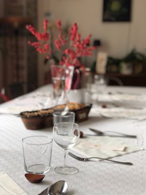 la tavola da condividere con tutti gli ospiti; ad oguno viene regalato un segnaposto dipinto a mano dalla Chef at La Taverna degli Arna in Milan