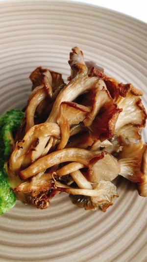 piatto principale d'autunno: funghi ostrica arrostiti con labneh e chimichurri at La Taverna degli Arna in Milan