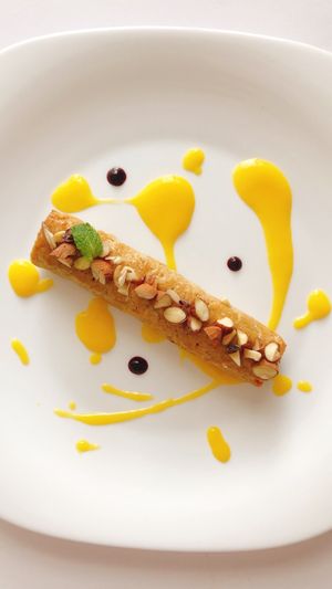 Dessert di settembre: frolla alle mandorle farcita con fichi al rum, mandorle salate ed una salsa al mango siciliano e contrasto ai piccoli frutti at La Taverna degli Arna in Milan