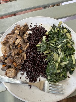 Tempeh con bietole e riso nero  at Gastronomia 17 in Vasto