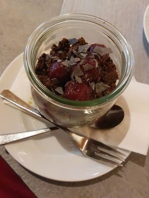 Kuchen im Glas mit Sauerkirschen vegan/glutenfrei at Erle - Cafe und Schönes für Zuhause in Baiersbronn