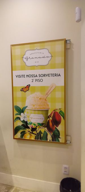 Cartaz indicando que a sorveteria se localiza no 2o piso da loja at Granado Verão in Sao Paulo