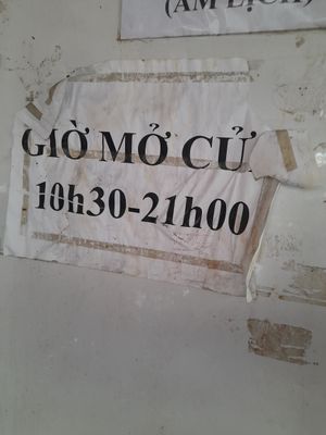 Hours notice is wrong. She opens at 6am at Quán Chay 37 in Ho Chi Minh City